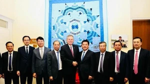 越南工贸部部长、政府谈判代表团团长阮鸿延与美国参议院外交关系委员会和财政委员会成员史蒂夫·戴恩斯和越南谈判代表团成员。（图片来源：越通社）