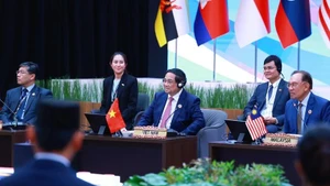 越南政府总理范明正出席与东盟议会联盟对话会。（图片来源：越通社）