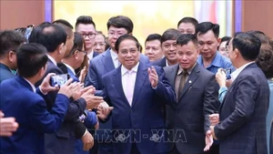 范明正总理与各企业代表。（图片来源：越通社）