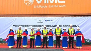 “Mekong Express”内陆集装箱运输服务航线的开通仪式。