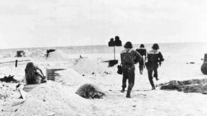 1975年4月25日，126团海军特工力量进攻解放长沙群岛的山歌岛。（图片来源：越通社）
