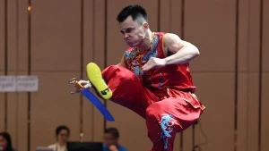 越南武术运动员农文友在男子南棍和男子南刀两个赛项为越南体育代表团夺得首枚金牌。
