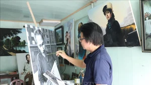 宁平省金山县发艳镇画家陈和平因绘制千幅胡志明主席肖像而广为人知。