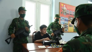 越南西宁省职能部队逮捕携带毒品非法入境越南的一名外国人。（图片来源：越通社）