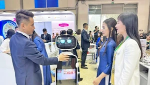 2024年河内国际旅游博览会介绍服务于旅游业的机器人。