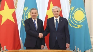 哈萨克斯坦共和国总统卡西姆若马尔特·托卡耶夫和越共中央总书记苏林。