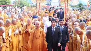 梁强主席与越南佛教协会法主释智广长老和尚出席2025年联合国卫塞节开幕式。（图片来源：越通社）