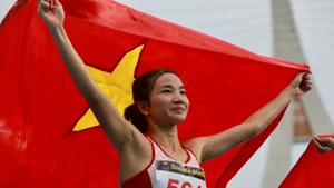 阮氏莺在女子10000米比赛中获得金牌。（图片来源：news.zing.vn）
