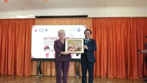 越南国会副主席黎明欢向488号高中学校赠送纪念品。（图片来源：越通社）