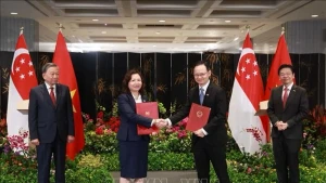 新加坡金融管理局（MAS）和越南国家证券委员会合作议定书交换仪式。图片来源：越通社