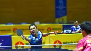 东南亚冠军人民公安T&T 1队选手丁英煌（左）以3-0（14-12、11-6、11-9）战胜了河内1队年轻选手杜孟良。