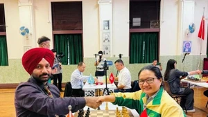 黄氏宝针（右）代表越南出战第二届SJC国际象棋锦标赛。图片来源：越通社