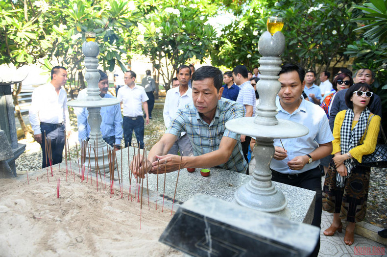 《人民报》社代表团敬香缅怀鬼鹿角礁战士（组图） ảnh 6