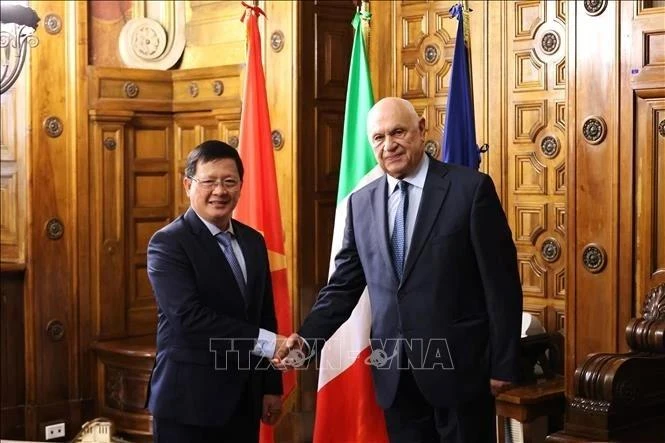 越南司法部副部长梅良魁会见意大利司法部长卡洛·诺迪奥。