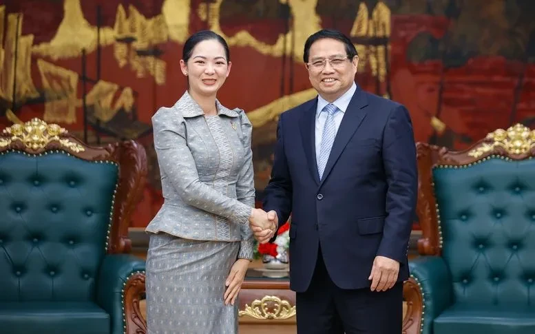 总理范明正会见柬埔寨商业部长占尼莫。