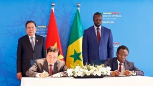 在越南国会主席陈青敏与塞内加尔总理奥斯曼·松科的见证下，越南与塞内加尔举行大米贸易合作备忘录签署仪式。