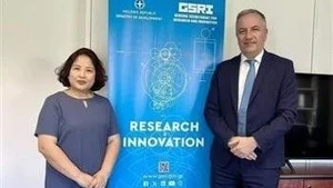 越南驻希腊大使范氏秋香与希腊发展部副部长、前希腊国会希越友好议员小组主席斯塔夫罗斯·卡拉法蒂斯。（图片来源：越通社）
