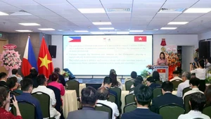 胡志明市友好组织联合会（HUFO）在胡志明市举行题为“越南-菲律宾：加深友谊，可持续未来”的见面会。（图片来源：越通社）