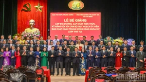 越共中央政治局委员、中央书记处常务书记陈锦秀同志与各位代表及全体学员合影留念。