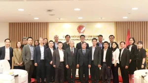 平阳省人民委员会代表与中国台湾神达控股集团（MiTAC）代表合影。（图片来源：越通社）