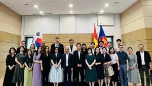 代表团与驻韩国大使、总领事以及旅韩越南人团体和侨胞合影留念。（图片来源：越通社）