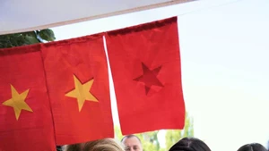 越南驻保加利亚大使馆向保加利亚副总统介绍越南的手工艺品。（图片来源：越通社）