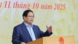 范明正总理在会议上发表讲话。