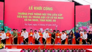 越共中央总书记苏林出席义安省纳艾寄宿学校开工仪式。