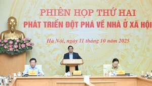 范明正总理在会上发表讲话。