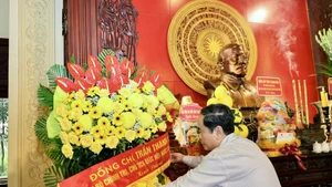 越南国会主席陈青敏敬香缅怀孙德胜主席。