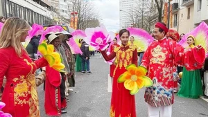 旅居法国越南人奥黛走秀。