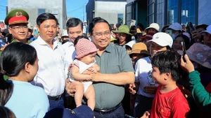 范明正总理和工作代表团走访得乐省东部绥安南乡广德安置区。