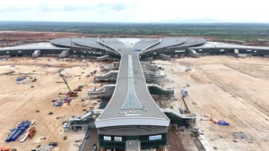 隆城机场旅客航站楼以莲花形象为设计灵感，目前正进入收尾阶段。