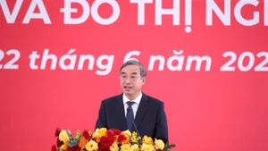 岘港市委副书记、市人民委员会主席黎忠征在动工仪式上发表讲话。