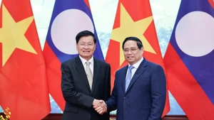 越南政府总理范明正与老挝人民革命党中央总书记、国家主席通伦·西苏里。