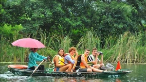 游客参观宁平省长安名胜群。（图片来源：越通社）