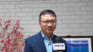 澳大利亚越南企业家协会（VBAA）秘书长杜嘉胜律师接受越通社记者采访。（图片来源：越通社）