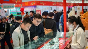 参观者选购博览会上的产品。（图片来源：越通社）