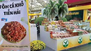 进海虾干、鱼干亮相2026年春季博览会。（图片来源：越通社）