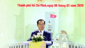 胡志明市市委副书记、市人民委员会主席阮文得发表讲话。（图片来源：越通社）