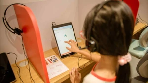 小学生与人工智能一起学习英语。（原魁 摄）