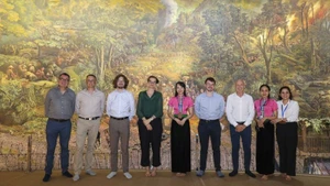 法国专家代表团在越南奠边府大捷博物馆参观体验3D展示空间。（图片来源：法国驻越南大使馆）
