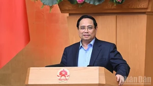 越南政府总理范明正主持召开政府常务会议。