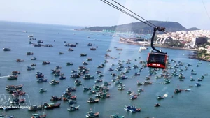 安江省富国特区菠萝岛跨海缆车。（图片来源：越通社）