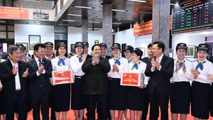 越南政府总理范明正看望慰问坚守岗位的一线工作人员，并致以新春祝福。