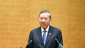 苏林总书记在会议上发表讲话。