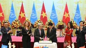 国家主席梁强与联合国秘书长安东尼奥·古特雷斯在宴会上共同切蛋糕，热烈庆祝联合国成立80周年。