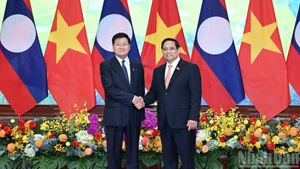 越南政府总理范明正与老挝人民革命党中央总书记、国家主席通伦·西苏里。