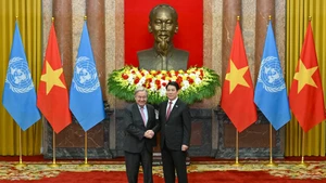 国家主席梁强与联合国秘书长安东尼奥·古特雷斯合影留念。
