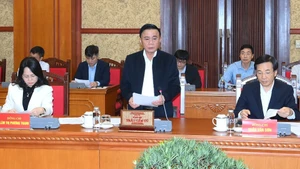越共中央书记处常务书记陈锦秀主持会议。